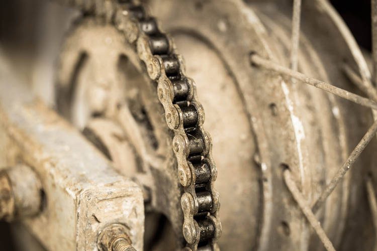 Acumulación de suciedad en elementos no lubricados de la moto.