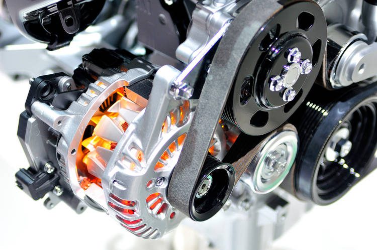 Un alternador con la banda debidamente sujeta