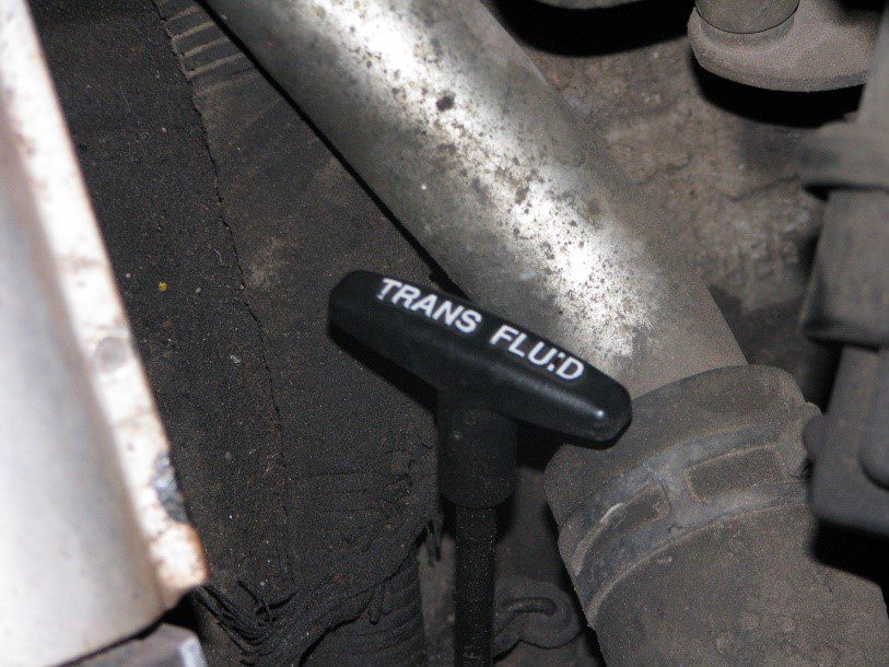 Bayoneta para revisar el nivel de líquido de transmisión, normalmente automática