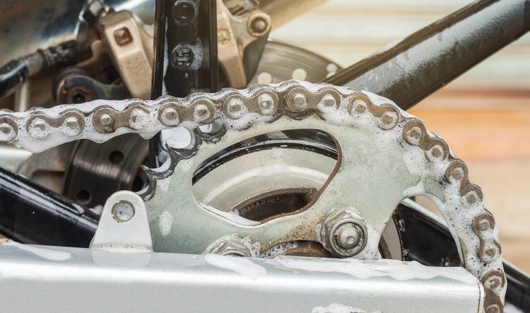 Las cadenas de las motos son las más susceptibles a quedarse sin lubricante cuando se lavan.