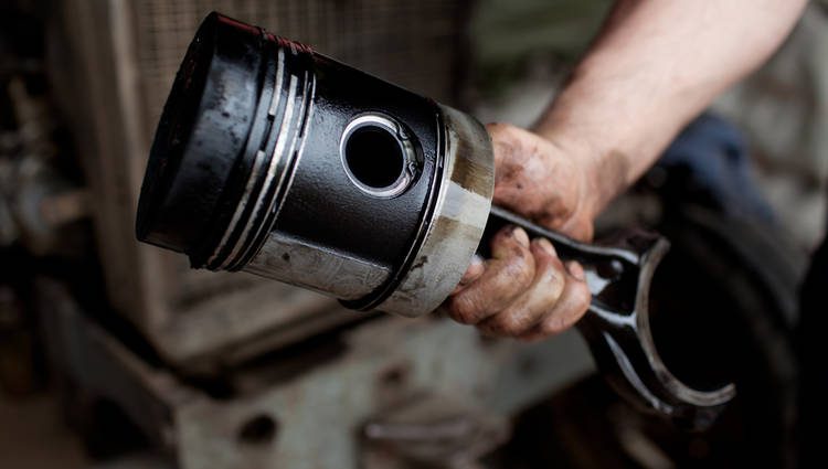 Un pistón sucio. ¿La solución? Aditivo para gasolina.