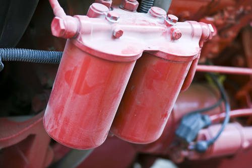 Filtro doble de aceite de un tractor.