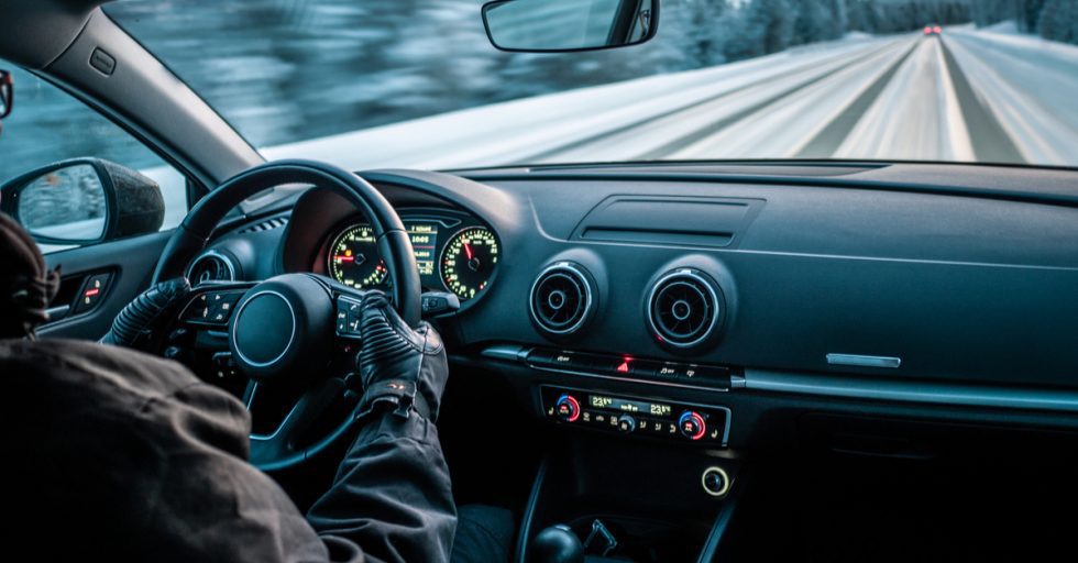 La posición de las manos al volante siempre debe de ser a las 9 y a las 3