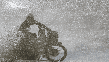 Precauciones para Conducir tu Moto Bajo la Lluvia