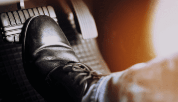 Pedal de Freno: Blando o Esponjoso