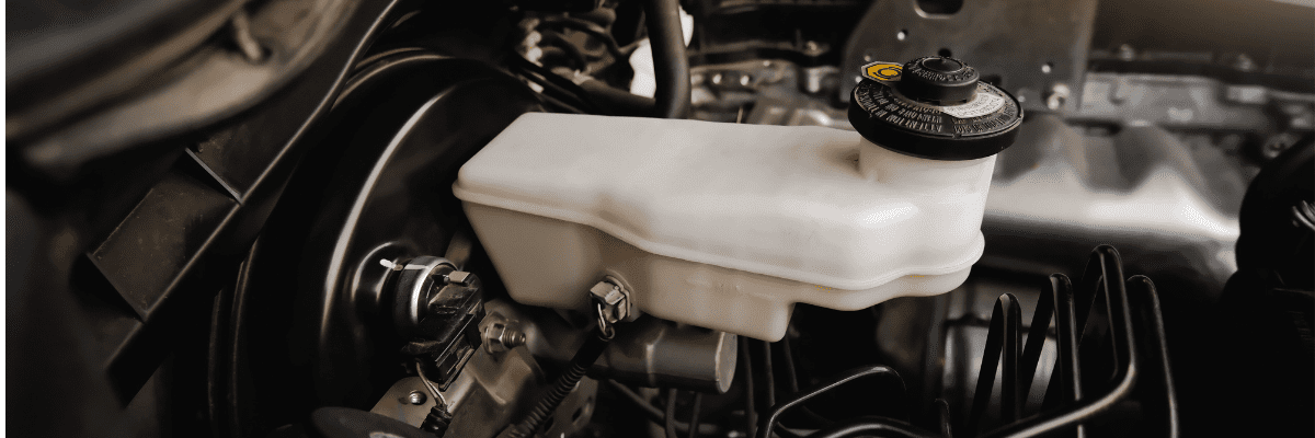 ¿El líquido de freno afecta el frenado de mi auto?