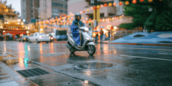 ¿Tienes un Checklist para Andar en Moto en la Lluvia?