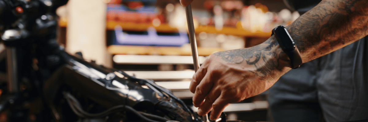 ¿Por qué es importante hacer un mantenimiento mensual de mi moto?