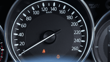 ¿Qué importa más: el kilometraje o el tiempo en los cambios de aceite?