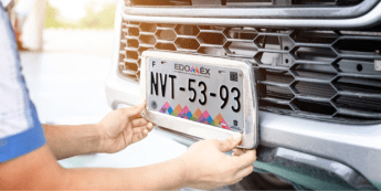 ¿Cómo puedo renovar las placas de mi auto en México?