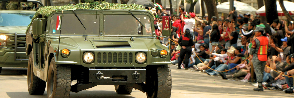 ¿Qué vehículos se usan en los desfiles patrios de México?